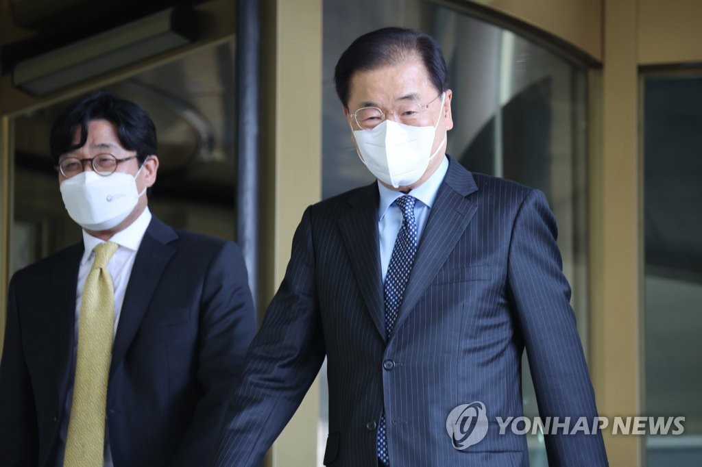 资料图片：5月9日，时任外交部长官郑义溶（右）在离任仪式后离开外交部大楼。 韩联社