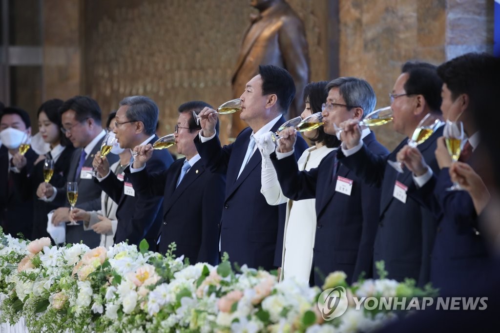 5月10日下午，在韩国国会，韩国第二十届总统尹锡悦就职庆祝庆祝仪式举行。图为尹锡悦（右五）与嘉宾共同举杯。 韩联社