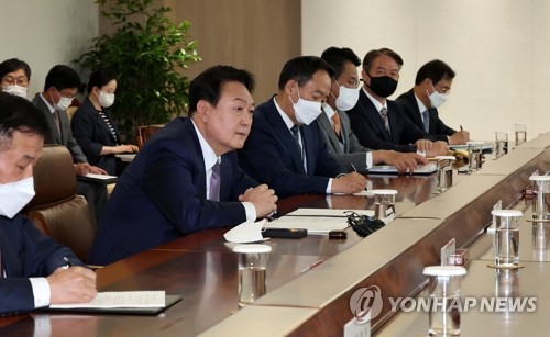 资料图片：5月11日，在位于首尔市龙山区的总统室，总统尹锡悦（左二）主持召开首席秘书和辅佐官会议。 韩联社