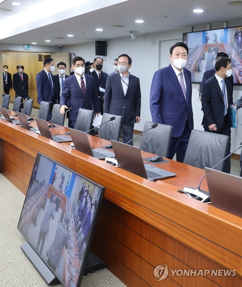 5月11日，在首尔龙山总统办公室，尹锡悦（右一）视察国务会议会场。 韩联社