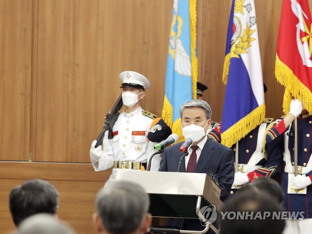 5月11日，在第47·48任防长离任荣退暨新任就职仪式上，李钟燮发表就职讲话。 韩联社/《国防日报》供图（图片严禁转载复制）