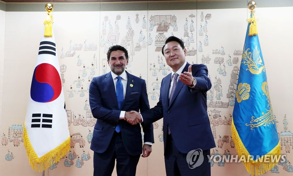 资料图片：2022年5月11日，在龙山总统府，总统尹锡悦（右）接见到访的鲁迈延。 韩联社