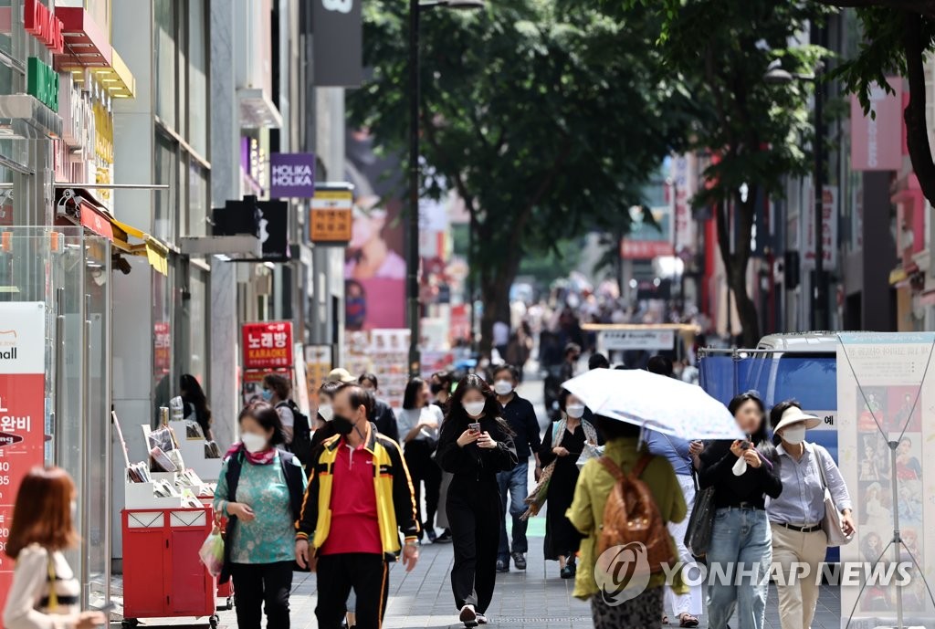 资料图片：熙熙攘攘的明洞大街，摄于5月11日。 韩联社