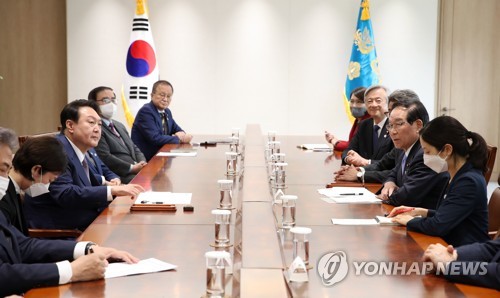 5月11日，在位于首尔龙山的总统办公室，尹锡悦（左排左三）接见日本议员团。 韩联社
