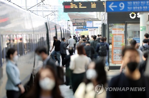 资料图片：图为人流密集的首尔站，摄于5月12日。 韩联社