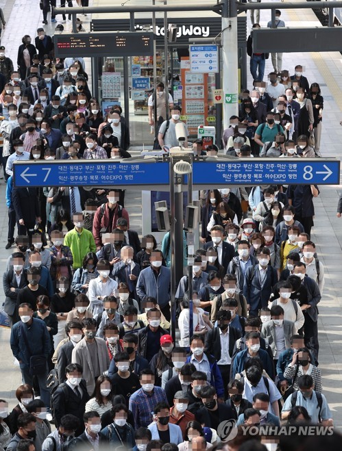 资料图片：5月12日，首尔站火车站台挤满乘客。 韩联社