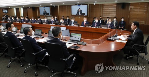 5月12日，在首尔龙山总统府，韩国总统尹锡悦（右一）主持召开临时国务会议。 韩联社/总统室供图（图片严禁转载复制）