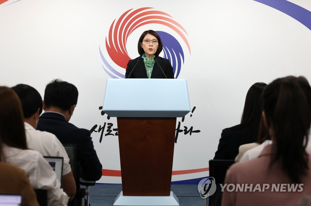 资料图片：5月12日，在首尔龙山总统府，韩国总统发言人姜仁仙举行记者会。 韩联社