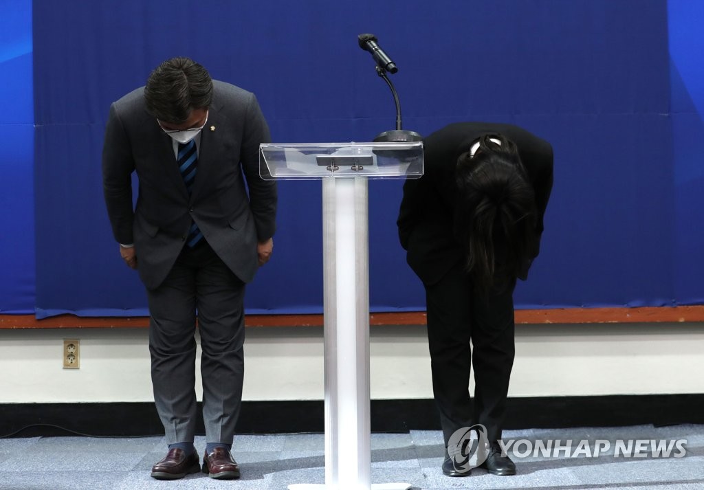 5月12日，在韩国国会，共同民主党紧急对策委员会共同委员长朴智贤（音，右）和尹昊重召开记者会，就所属议员朴完周涉性骚扰案向国民道歉。 韩联社/国会摄影记者团