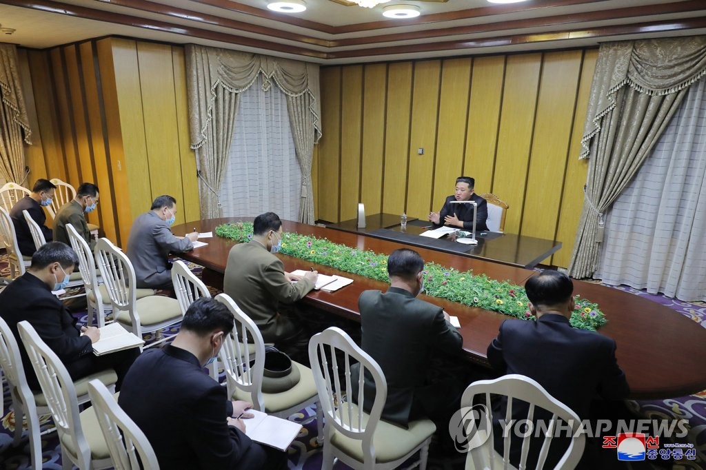 据朝中社5月13日报道，朝鲜国务委员会委员长金正恩前一天访问国家紧急防疫司令部，审视了国家防疫工作进入最紧急状态之后的防疫情况及病毒传播情况。 韩联社/朝中社（图片仅限韩国国内使用，严禁转载复制）