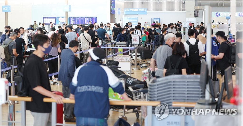 资料图片：5月13日，仁川国际机场第一航站楼挤满游客。 韩联社