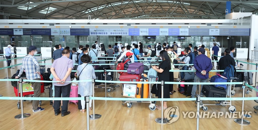 资料图片：5月13日，仁川国际机场涌现出境人潮。 韩联社