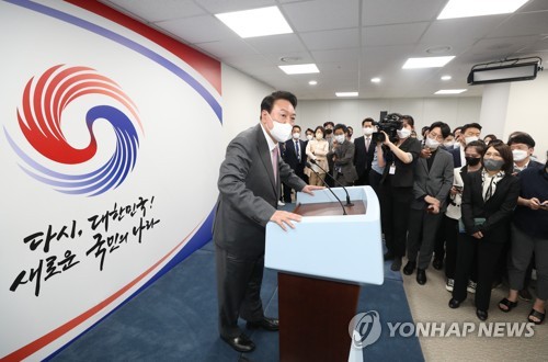 5月13日，在首尔龙山总统府记者室，尹锡悦与记者座谈。 韩联社/总统室摄影记者团