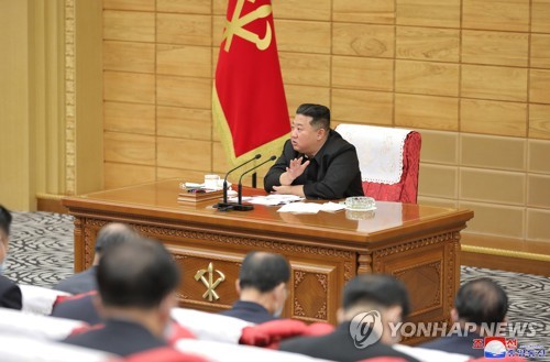 据朝中社5月16日报道，劳动党中央委员会政治局15日召开会议，讨论防疫对策。朝鲜国务委员会委员长金正恩会上严厉批评新冠药品未及时供应，并下达动员人民军强力保供的特别命令。 韩联社/朝中社（图片仅限韩国国内使用，严禁转载复制）