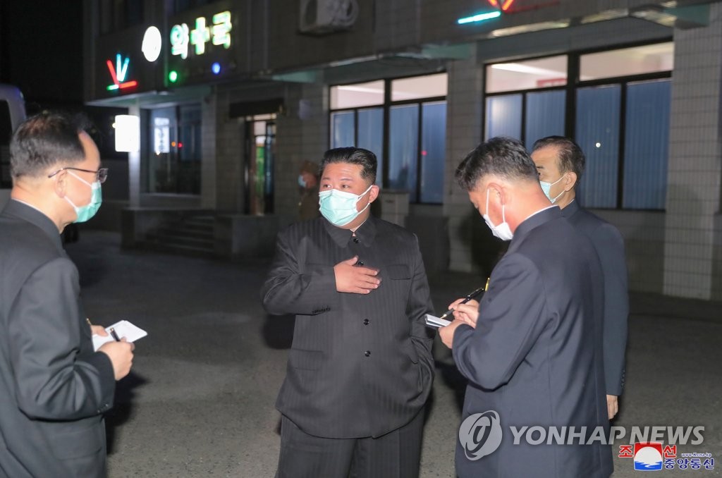 金正恩视察药店 金正恩视察药店