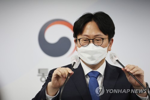 5月16日，在中央政府首尔办公楼，统一部发言人赵重勋准备召开记者会。 韩联社
