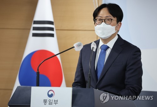 资料图片：5月16日上午，在韩国中央政府首尔办公大楼，赵重勋召开例行记者会。 韩联社