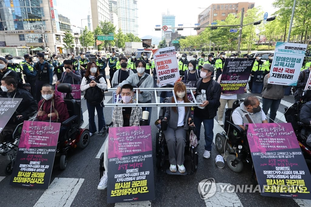 残疾人示威要求保障出行权