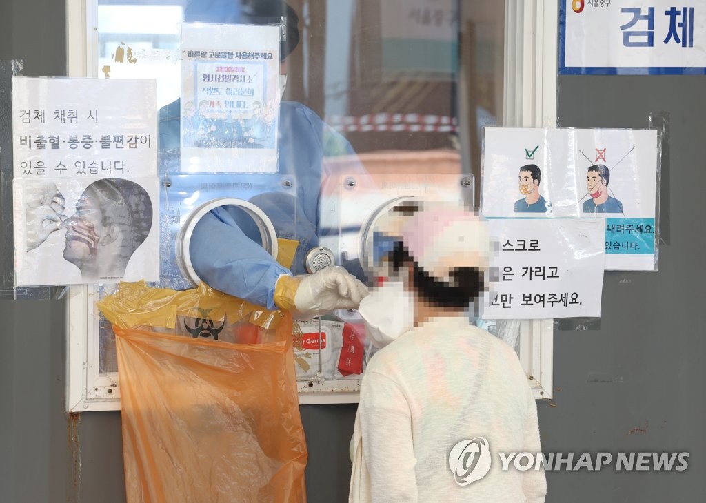 资料图片：市民接受新冠核酸检测。 韩联社