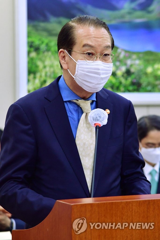 资料图片：5月17日，在国会，权宁世在国会外交统一委员会全会上介绍补充预算基金运营变更方案。 韩联社/国会摄影记者团