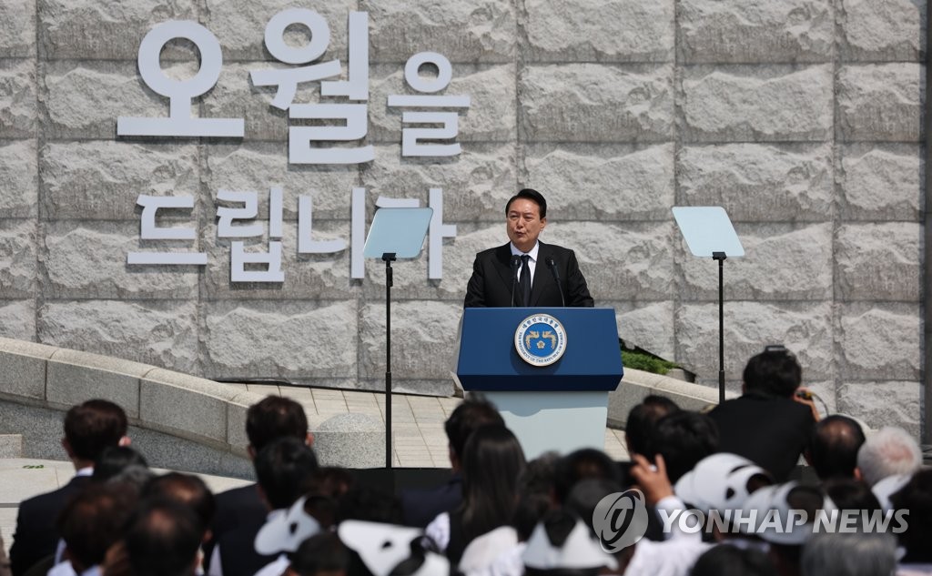 5月18日，在光州市北区五一八民运公墓，韩国总统尹锡悦出席五一八民主化运动42周年纪念仪式并致辞。 韩联社