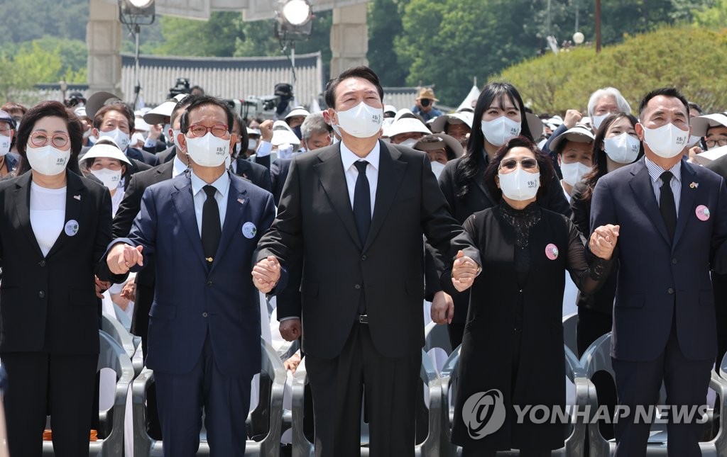 5月18日，在光州市北区五一八民运公墓，韩国总统尹锡悦（左三）出席五一八民主化运动42周年纪念仪式。 韩联社