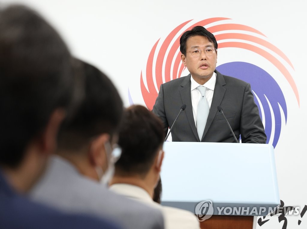 资料图片：5月18日下午，在首尔市龙山区的总统办公室，国家安保室第一次长金泰孝在记者会上发布有关尹拜会的消息。 韩联社