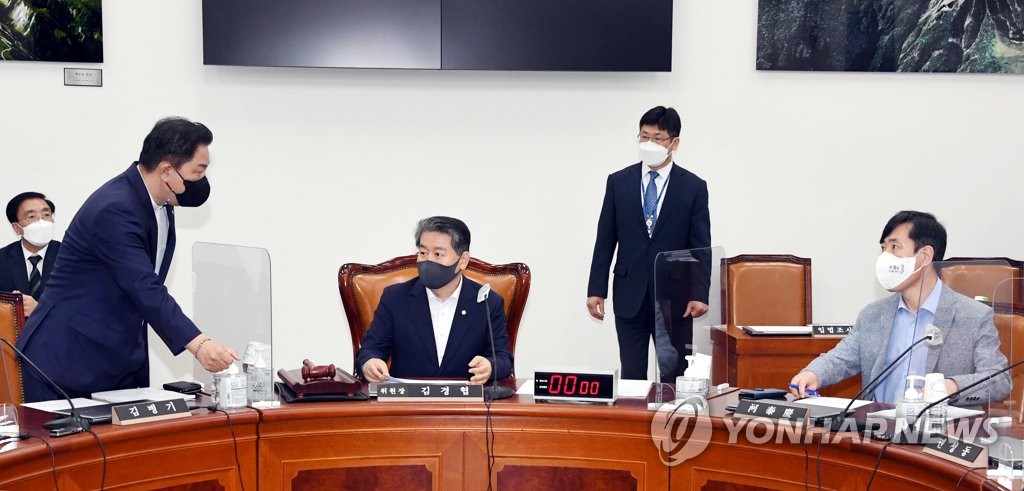 资料图片：5月19日，韩国国会情报委员会召开全体会议。 韩联社