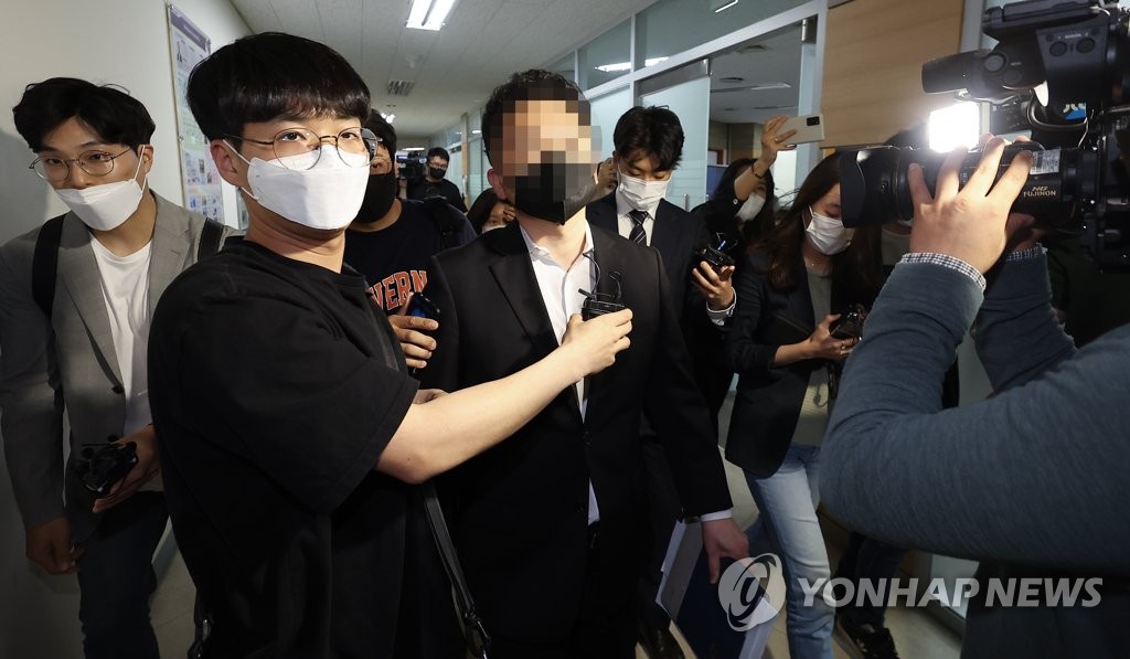 资料图片：5月19日，在汉阳大学，韩国检方对前产业部长官白云揆的办公室进行搜查取证。 韩联社
