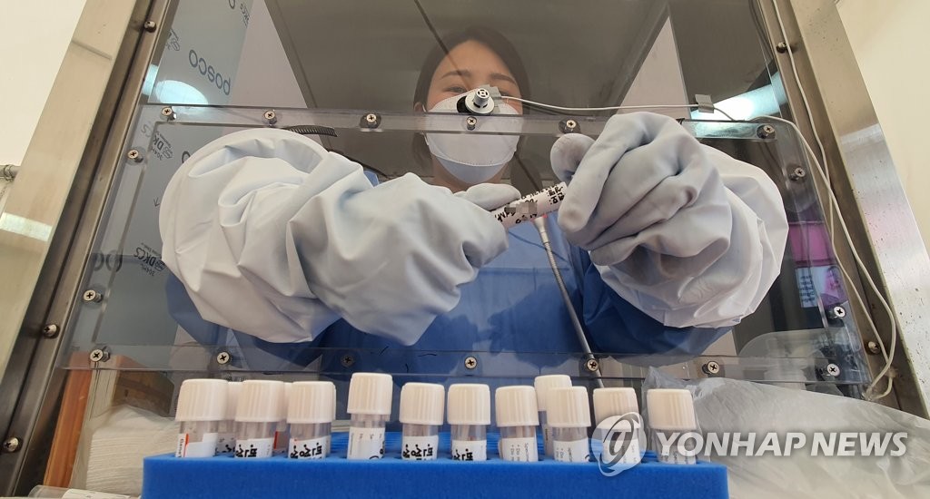 资料图片：5月19日，在设于首尔西大门区的一处筛查诊所，医务人员正为核酸检测工作做准备。 韩联社