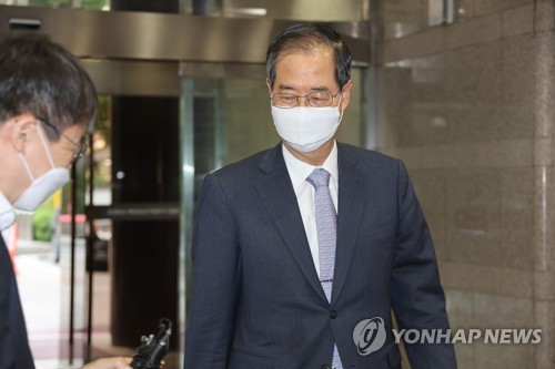 5月20日，在首尔钟路区的国会人事听证会筹备办公室前，总理被提名人韩悳洙正准备上班。 韩联社