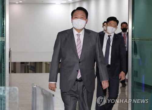 资料图片：5月20日，在首尔龙山的总统办公室，尹锡悦前来上班。 韩联社