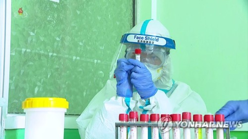 资料图片：5月20日，朝鲜中央电视台播出防疫工作人员佩戴中国产防护面罩的画面。 韩联社/朝鲜央视画面截图（图片仅限韩国国内使用，严禁转载复制）