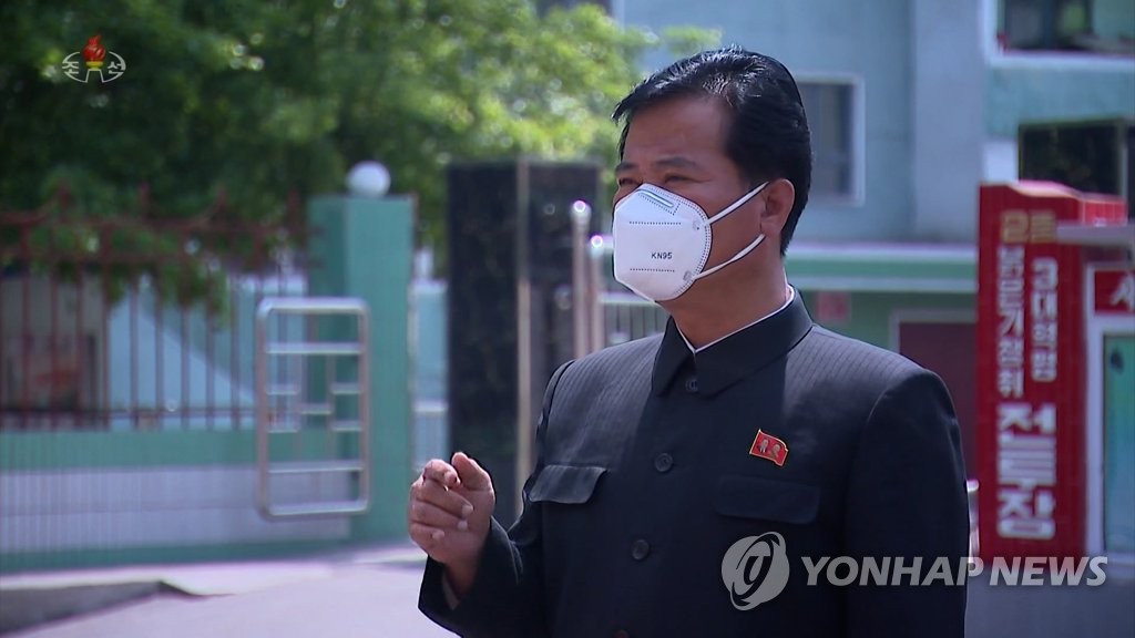 朝鲜居民疑戴中国口罩