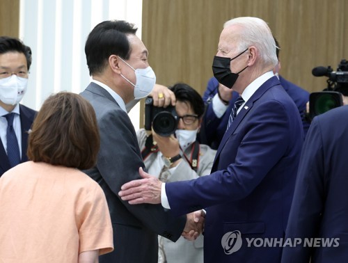 5月20日，在位于京畿道平泽市的三星电子半导体工厂，韩国总统尹锡悦（左）和美国总统拜登在视察工厂之前握手致意。 韩联社