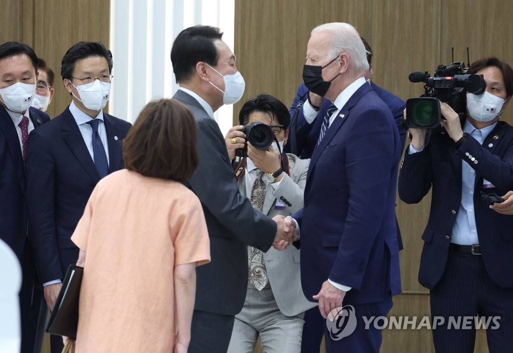 5月20日，在位于京畿道平泽市的三星电子半导体工厂，韩国总统尹锡悦（左）和美国总统拜登在视察工厂之前握手致意。 韩联社