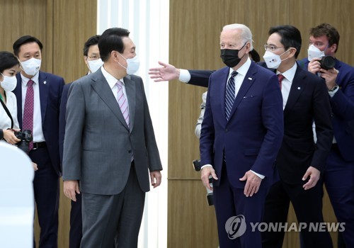 5月20日，韩国总统尹锡悦（左二）和美国总统拜登（右二）视察位于京畿道平泽市的三星电子半导体工厂。图为两位领导人接受三星电子副会长李在镕（右一）的指引。 韩联社