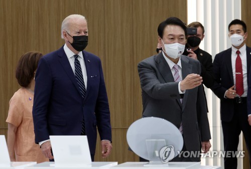 5月20日，在位于京畿道平泽市的三星电子半导体工厂，韩国总统尹锡悦（右）和美国总统拜登正准备视察。 韩联社