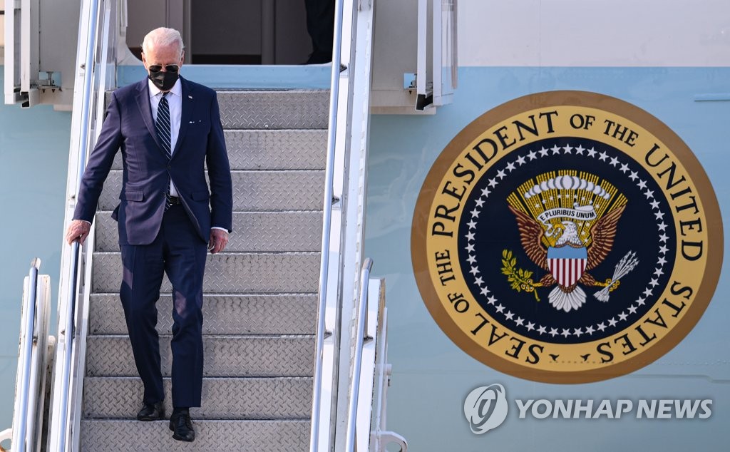 资料图片：5月20日，美国总统拜登乘坐专机飞抵位于韩国京畿道乌山市的驻韩美军空军基地。图为拜登下机。 韩联社/联合摄影记者团