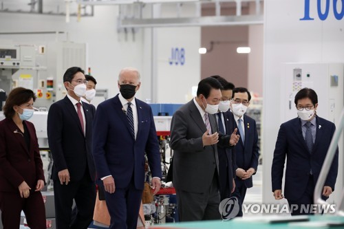 5月20日，在三星平泽工厂，尹锡悦（右四）和拜登（左三）视察生产线。 韩联社