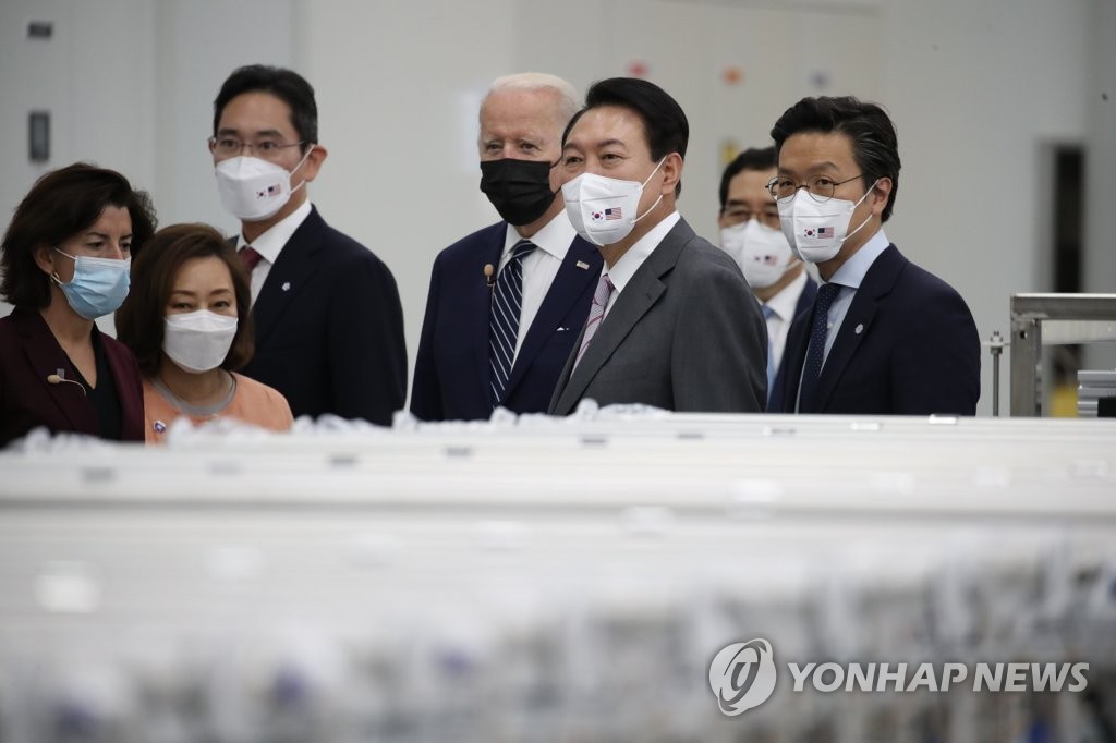 5月20日，在三星电子半导体平泽工厂，韩美领导人（右三和右四）视察生产线，李在镕（左三）陪同。 韩联社