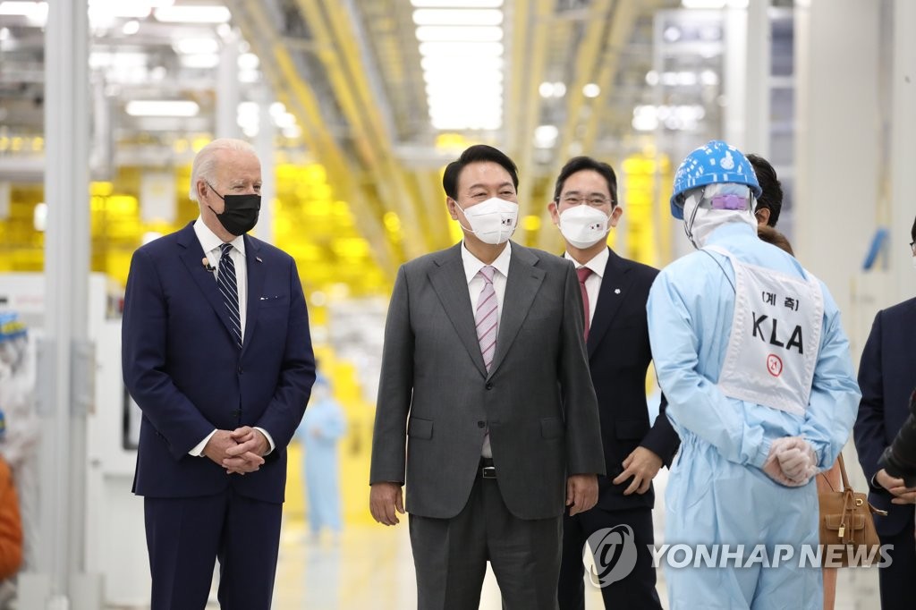 5月20日，韩国总统尹锡悦（左二）和美国总统拜登（左一）视察位于京畿道平泽市的三星电子半导体工厂。三星电子副会长李在镕（右二）陪同视察。 韩联社