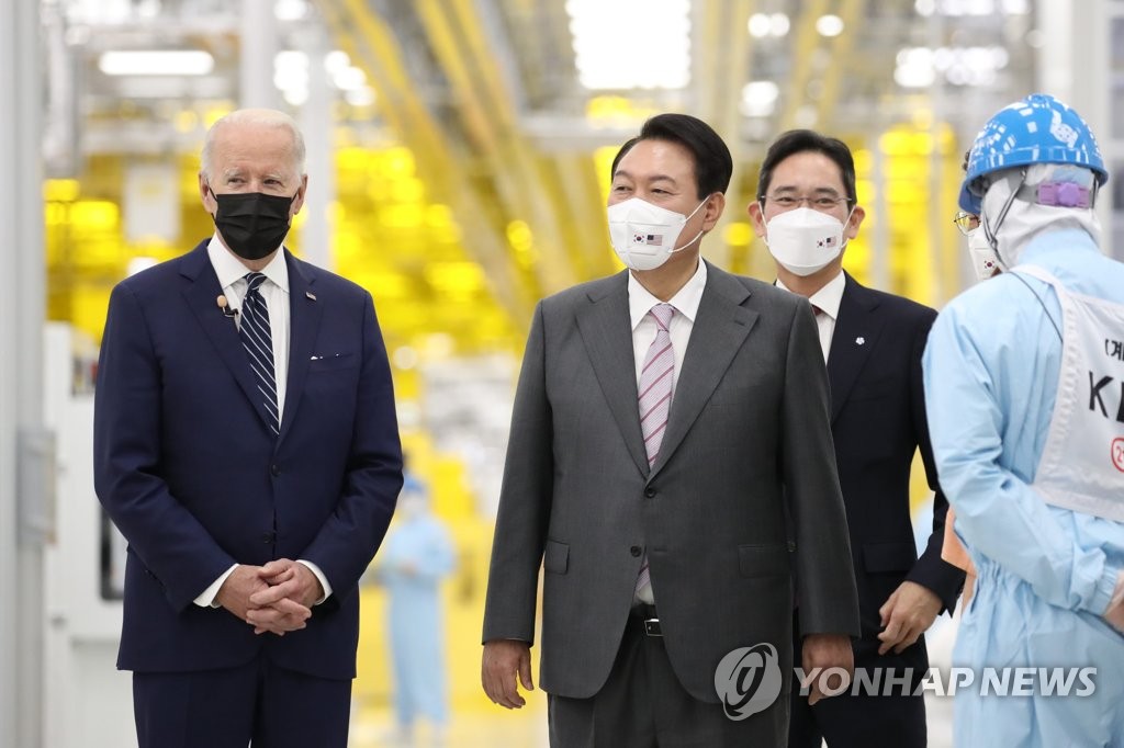 资料图片：5月20日，韩国总统尹锡悦（左二）和美国总统拜登（左一）视察位于京畿道平泽市的三星电子半导体工厂。三星电子副会长李在镕（右二）陪同视察。拜登当天起对韩国进行为期三天的正式访问。 韩联社