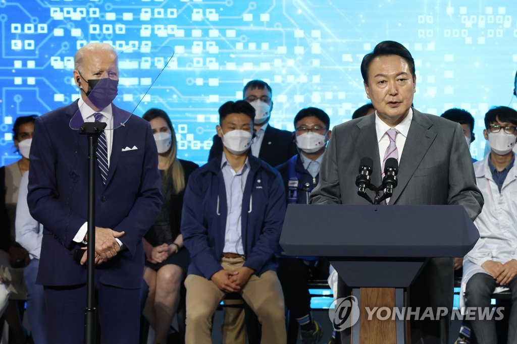 5月20日，在三星平泽工厂，尹锡悦（右）发表讲话。左为美国总统拜登。 韩联社