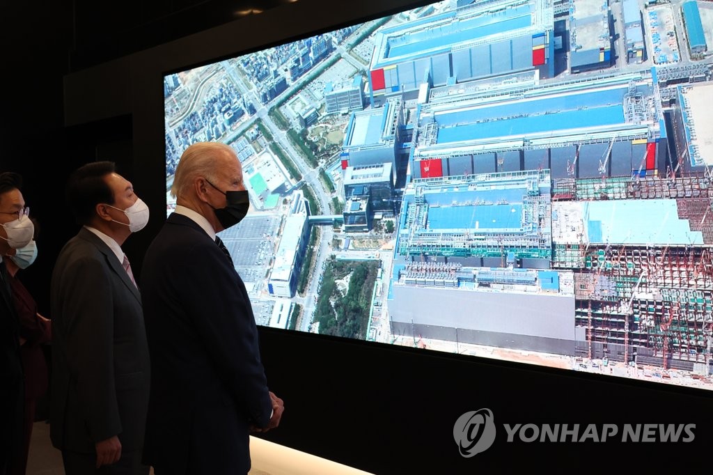 5月20日，韩国总统尹锡悦（左二）和美国总统拜登（右一）视察位于京畿道平泽市的三星电子半导体工厂。 韩联社