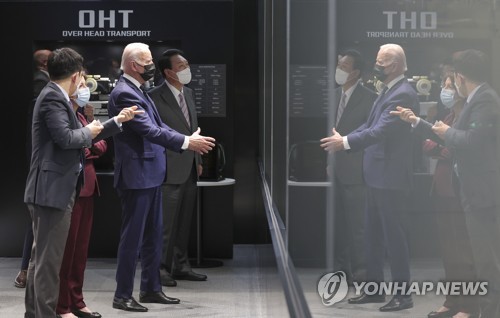 资料图片：2022年5月20日，韩国总统尹锡悦（右一）和美国总统拜登（右二）参观位于京畿道平泽市的三星电子半导体厂。 韩联社（图片严禁转载复制）