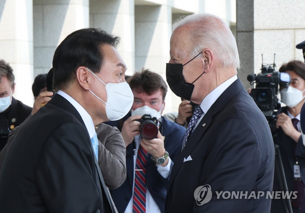 5月21日，在位于首尔市龙山区的总统府，韩国总统尹锡悦（左）迎接美国总统拜登。 韩联社