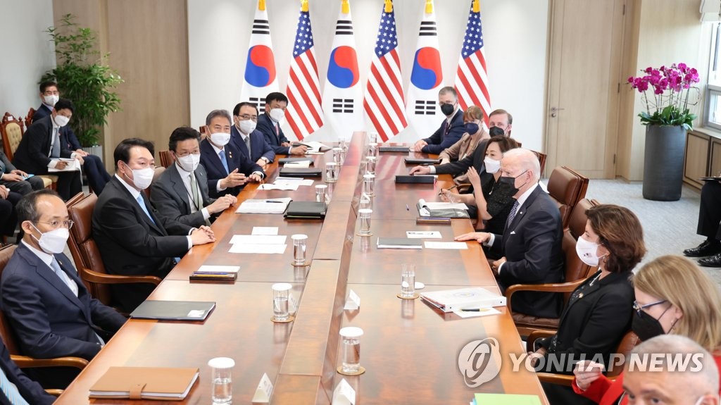 5月21日，在首尔龙山总统府，韩国总统尹锡悦（左二）同到访的美国总统拜登（右三）举行扩大会谈。 韩联社
