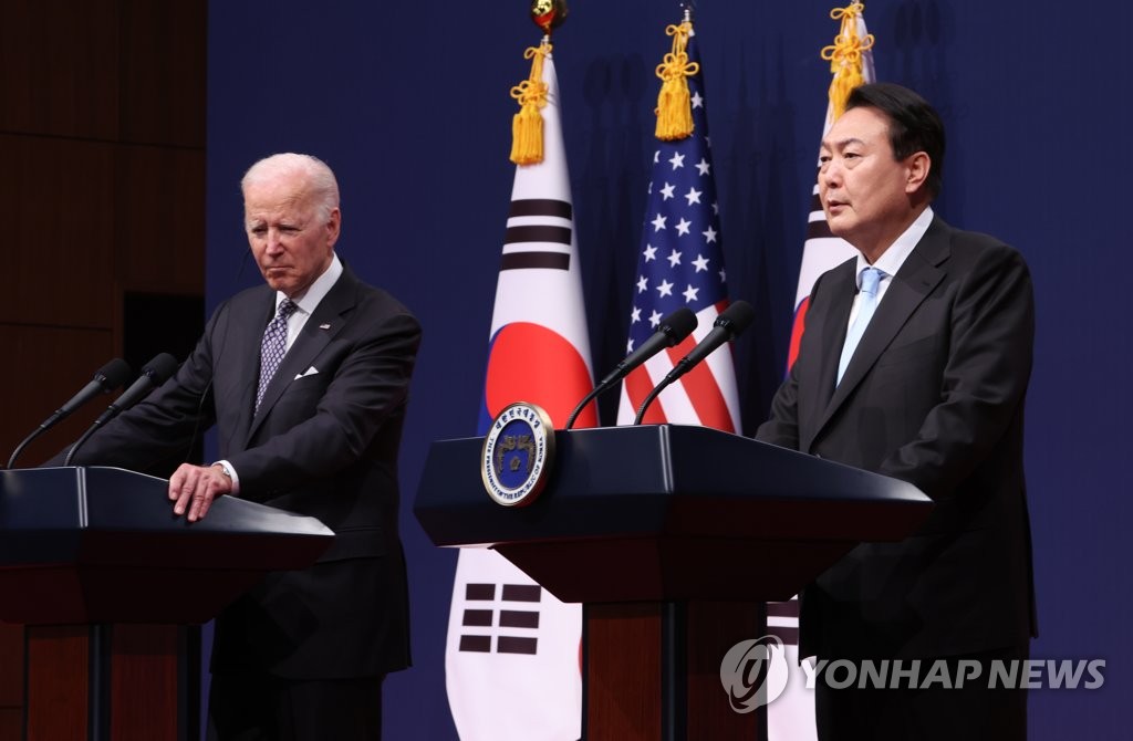 5月21日，在位于首尔市龙山区的总统府，韩国总统尹锡悦（右）和美国总统拜登在首脑会谈结束后共同会见记者。 韩联社