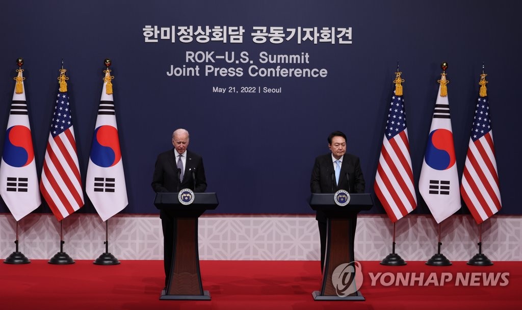 5月21日，在位于首尔市龙山区的总统府，美国总统拜登（左）在韩美首脑会谈联合记者会上发言。 韩联社
